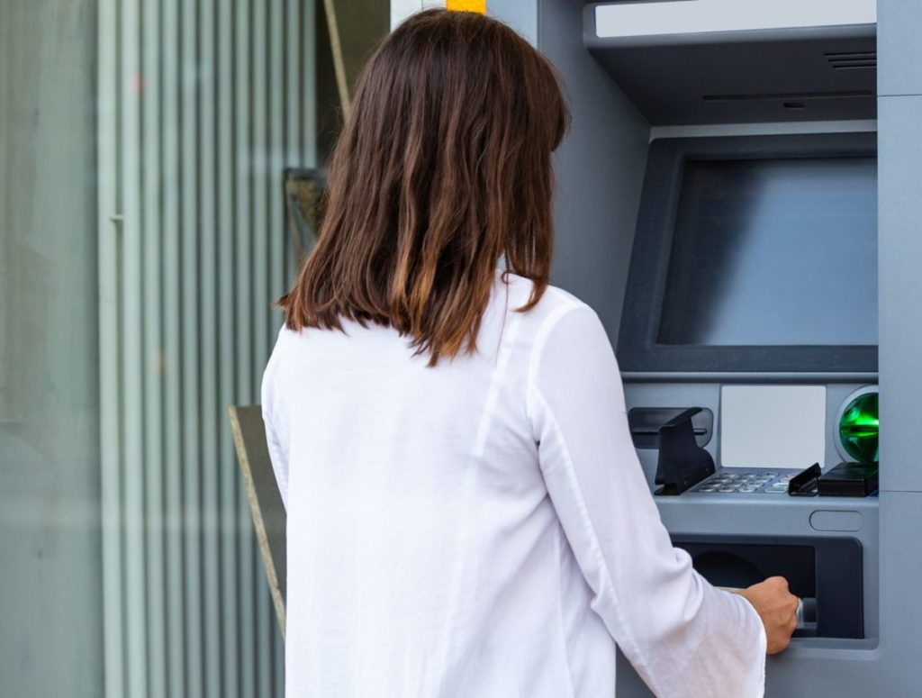 Ni multa ni límite: esto es lo que controla Hacienda al retirar dinero del cajero