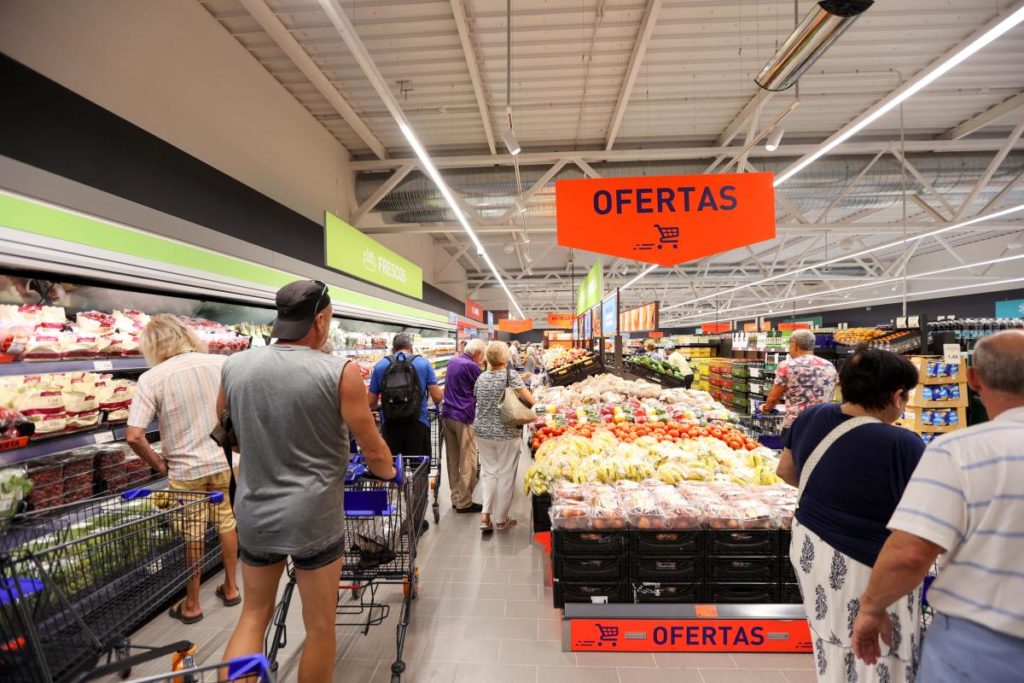 ALDI refuerza su compromiso con los frescos: más producto canario y precios un 15% más bajos