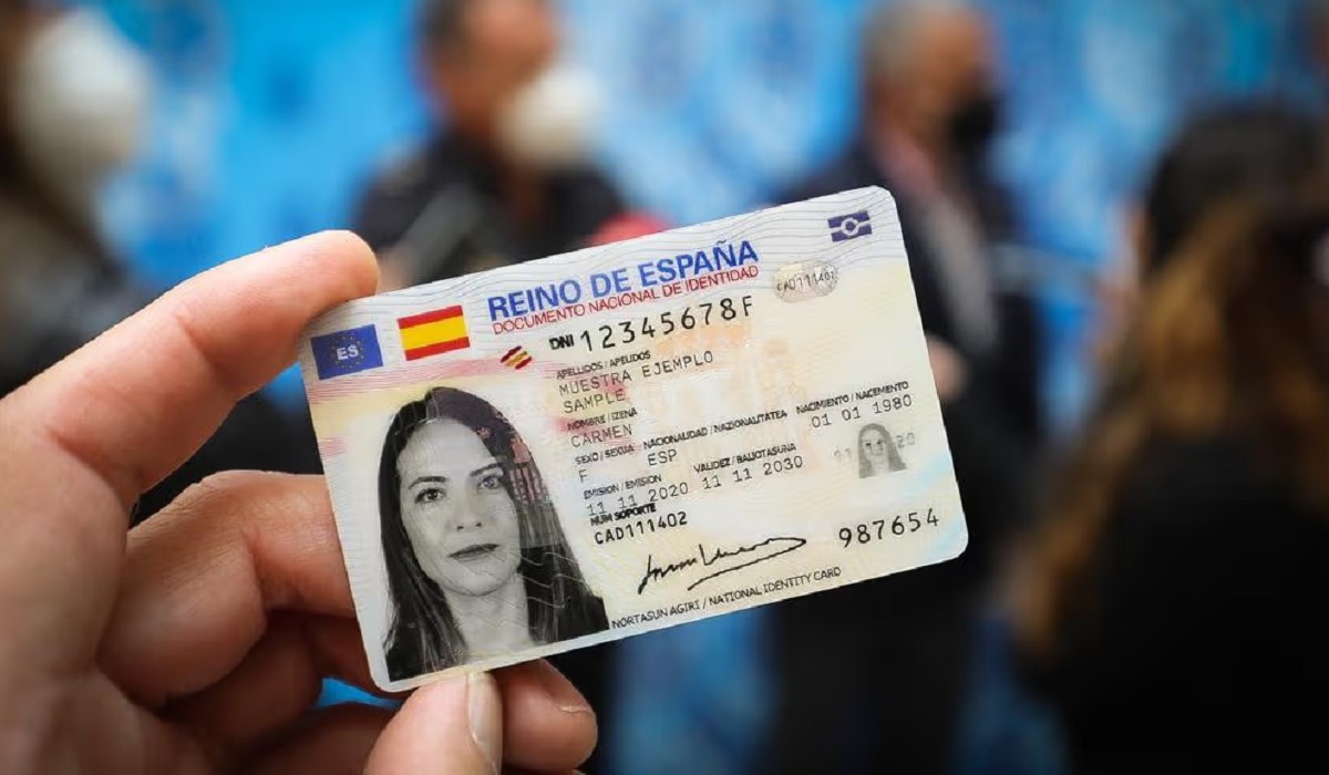 Ya está en vigor: la nueva forma de llevar el DNI que es obligatoria en toda España (y lo que prohíbe la Policía)