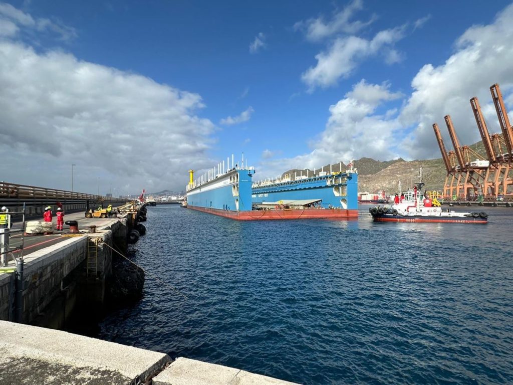 Llega a Tenerife el colosal dique flotante de 22.000 toneladas para la reparación de barcos