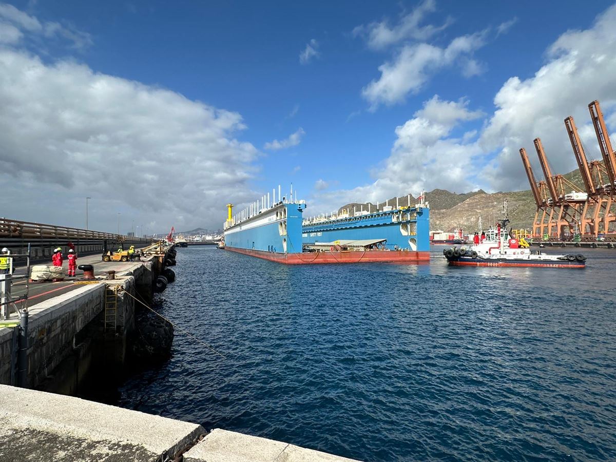 Llega a Tenerife el colosal dique flotante de 22.000 toneladas para la reparación de barcos