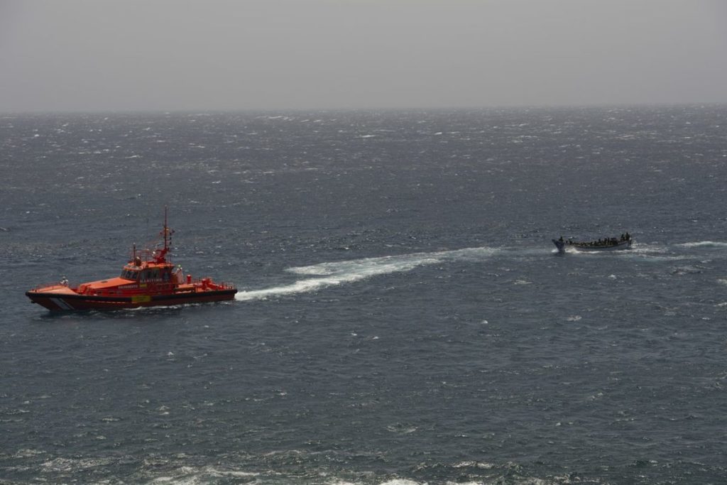 Escoltan un cayuco al puerto de La Restinga con 157 personas a bordo