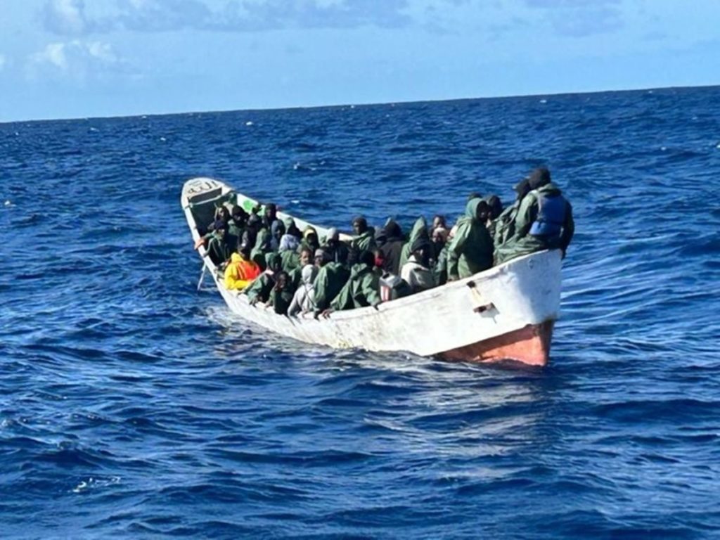 Llega al puerto de La Estaca, en El Hierro, un cayuco con 169 personas