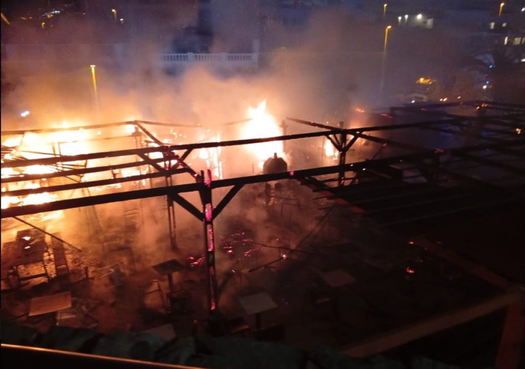 Incendio en Puerto Santiago: el fuego devora las terrazas de madera de varios locales de restauración