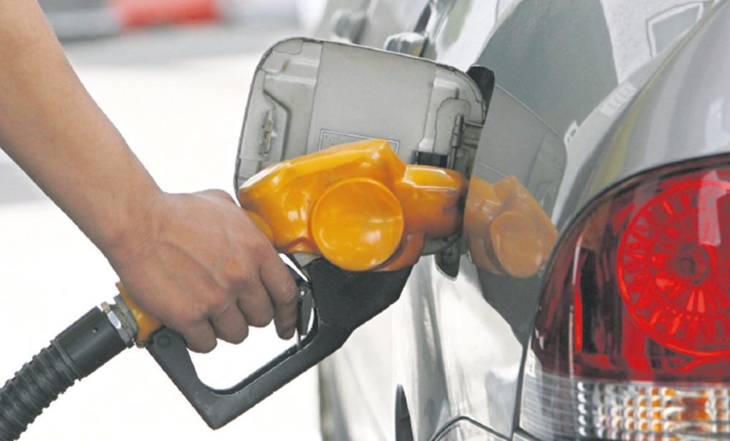 Ahora que el coste del petróleo se desploma, ¿cuándo lo notaremos en las gasolineras?