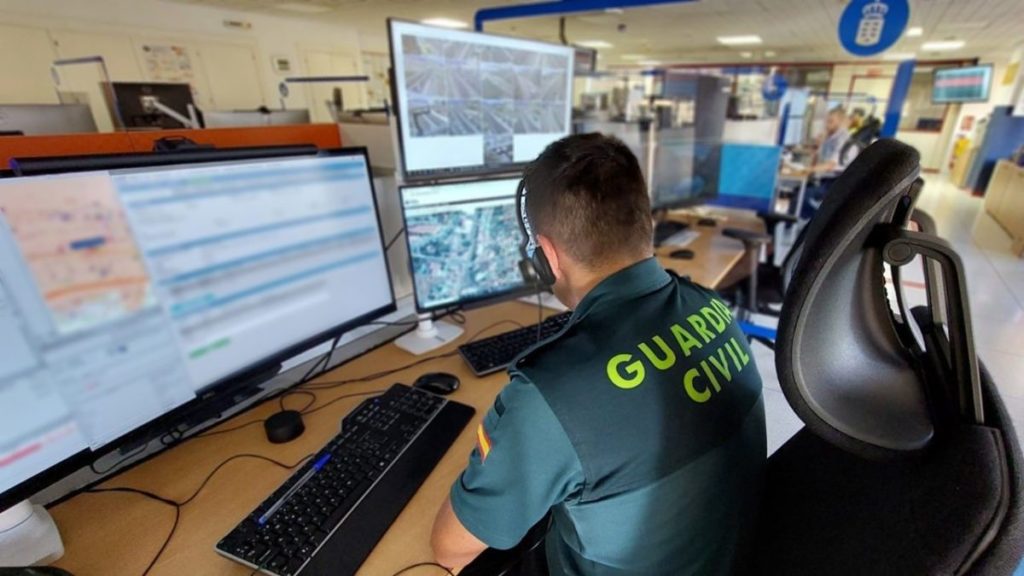 Agente de la Guardia Civil en la sala operativa del CECOES 1-1-2 coordinando la respuesta a un suceso en Tenerife