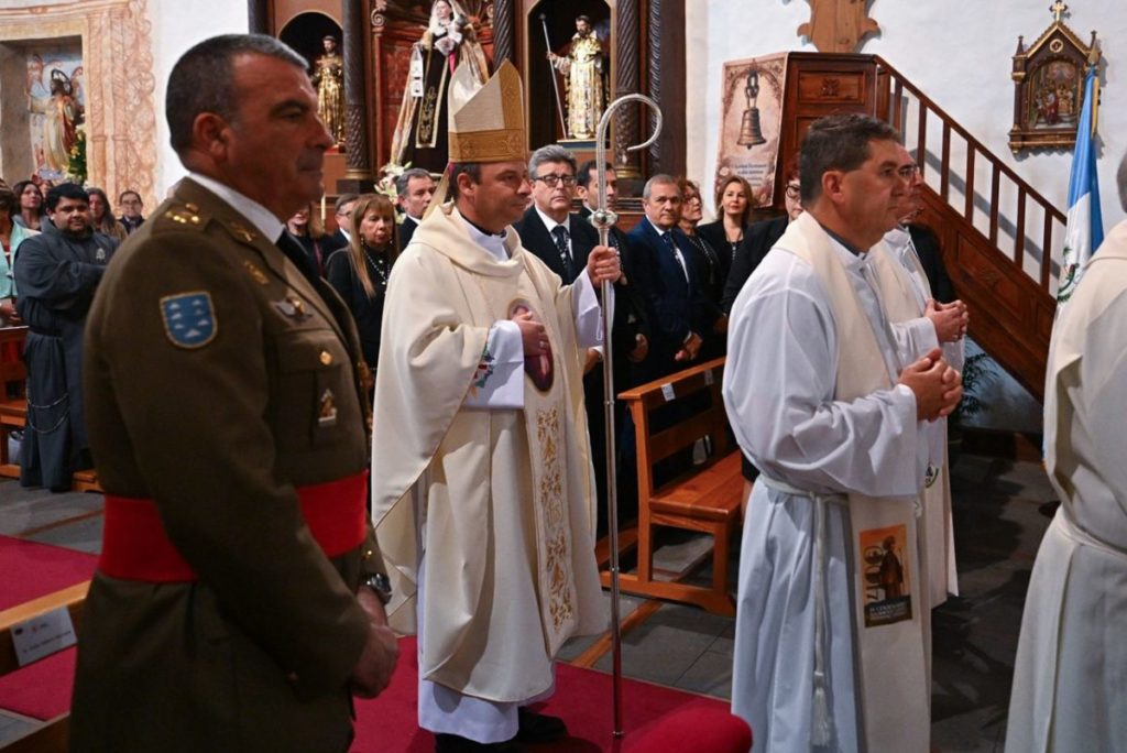 El obispo, Eloy Alberto Santiago, presidió la misa del 400 aniversario del santo chasnero.