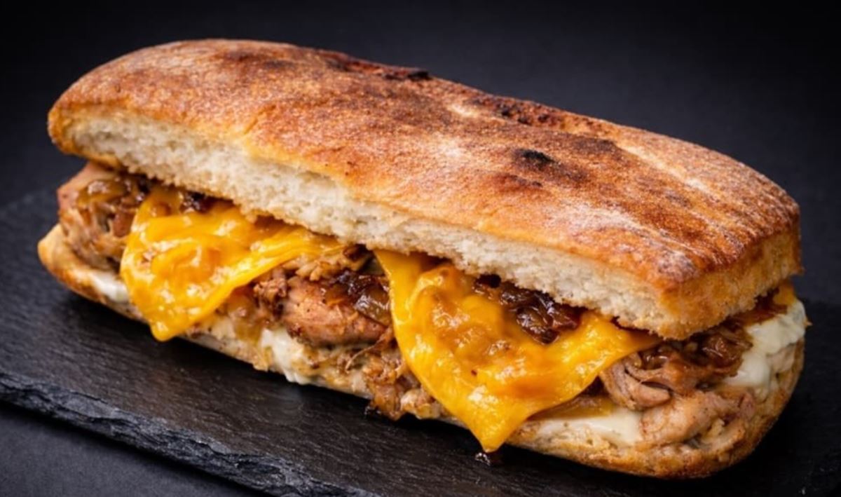 Pollo a baja temperatura, cebolla caramelizada y alioli: uno de los mejores bocadillos de España se hace en Canarias