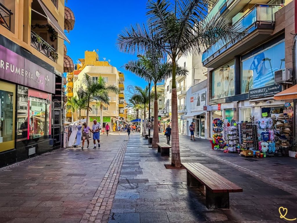 Zona comercial de Los Cristianos, en las cercanías de la iglesia local. | DA