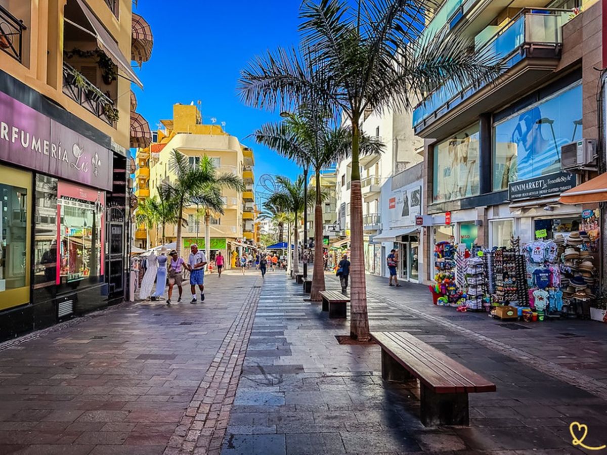 Zona comercial de Los Cristianos, en las cercanías de la iglesia local. | DA