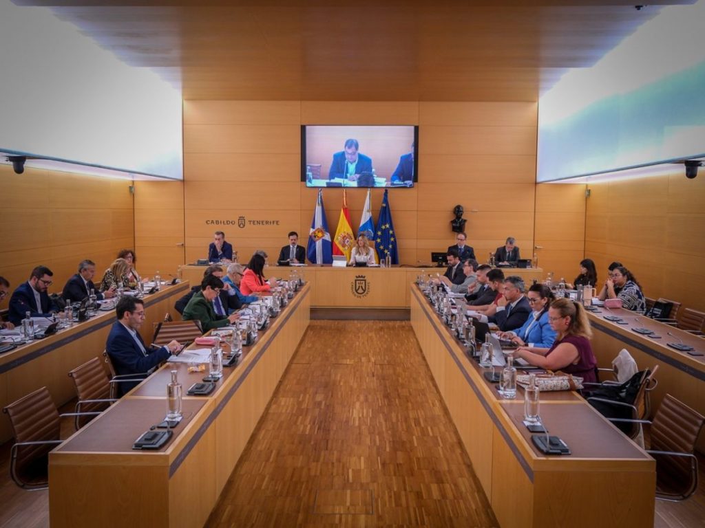 El Cabildo de Tenerife anuncia medidas ante la crisis bélica pero no las concreta. | Alfredo Mesa