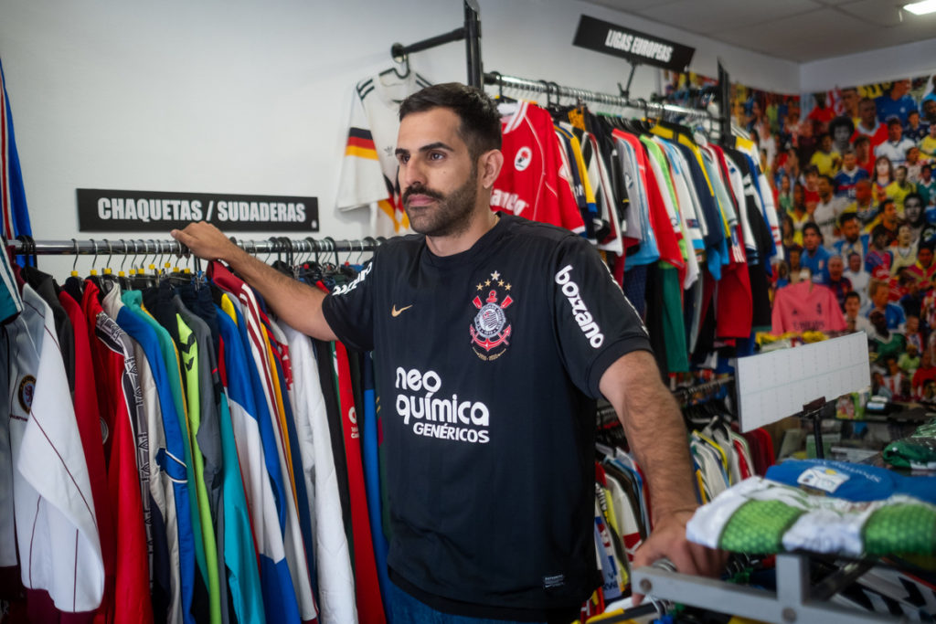Luis Martín, propietario de la popular tienda de camisetas de fútbol retro en Tenerife, Football Fútbol Club