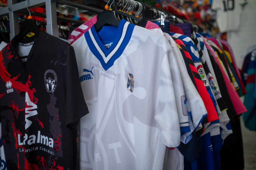 Uno de los expositores de la tienda Football Fútbol Club, en Tenerife