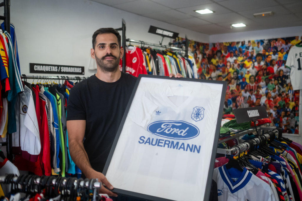 Luis Martín posa con una 'reliquia' del CD Tenerife. | Fran Pallero