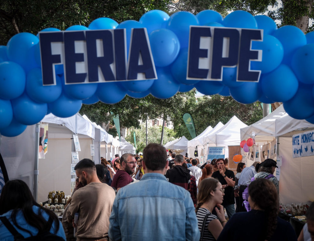 La Alameda del Duque de Santa Elena de la capital se convirtió en un escaparate de venta solidaria. | Alfredo Mesa