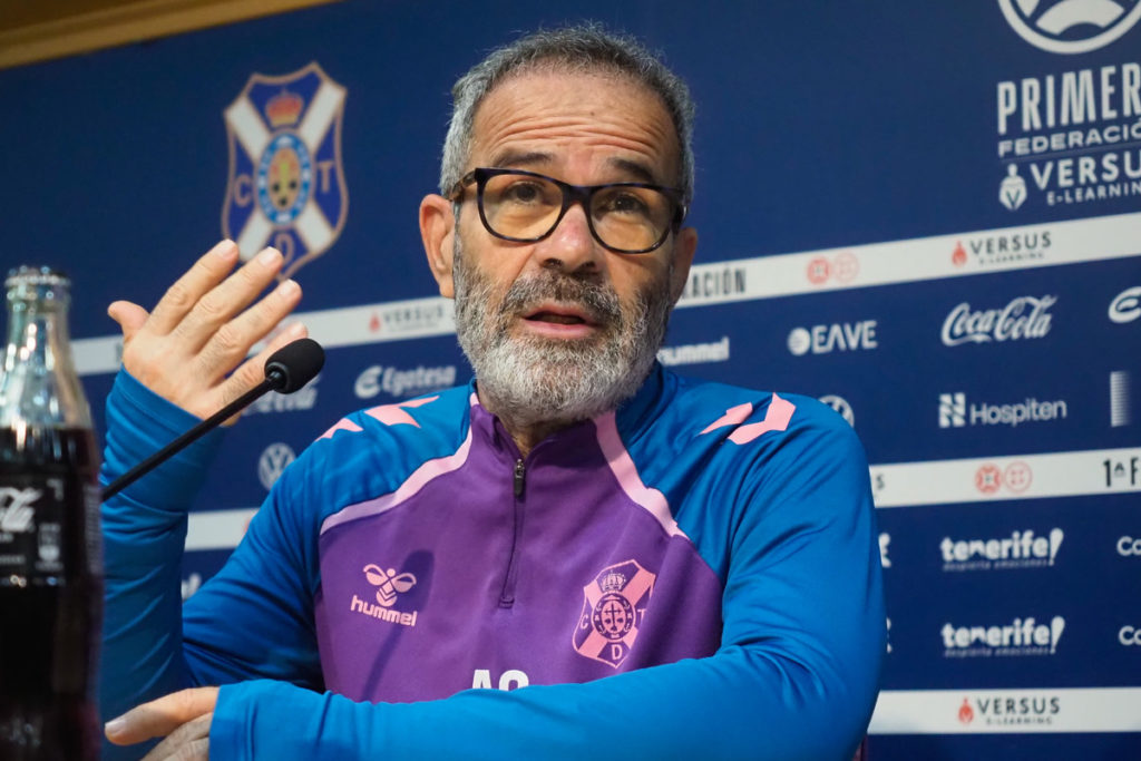 Cervera no mira a nadie y solo piensa en ganar para ascender. | Sergio Méndez