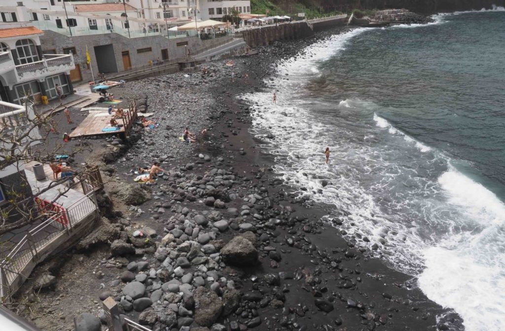 La ciudadanía de Icod se manifiesta para ‘salvar’ la playa de San Marcos
