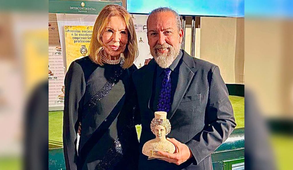 El diseñador Santi Castro recibe el Premio a la Excelencia 2026