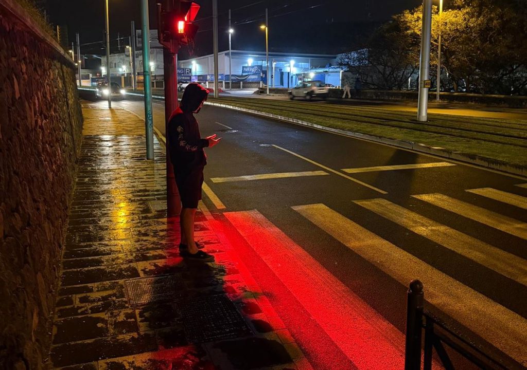 El semáforo "anti-zombis" llega a La Laguna: la nueva luz en el suelo para quienes no sueltan el móvil
