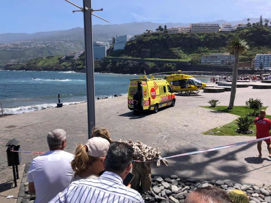 Evacuado en helicóptero tras ser rescatado con síntomas de ahogamiento en Puerto de la Cruz