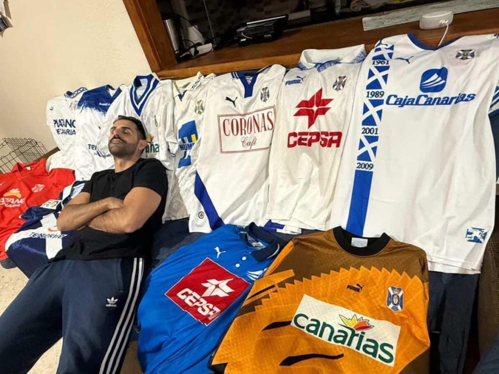 Luis Martín, propietario de Football Fútbol Club en Tenerife, con su colección histórica del CD Tenerife.