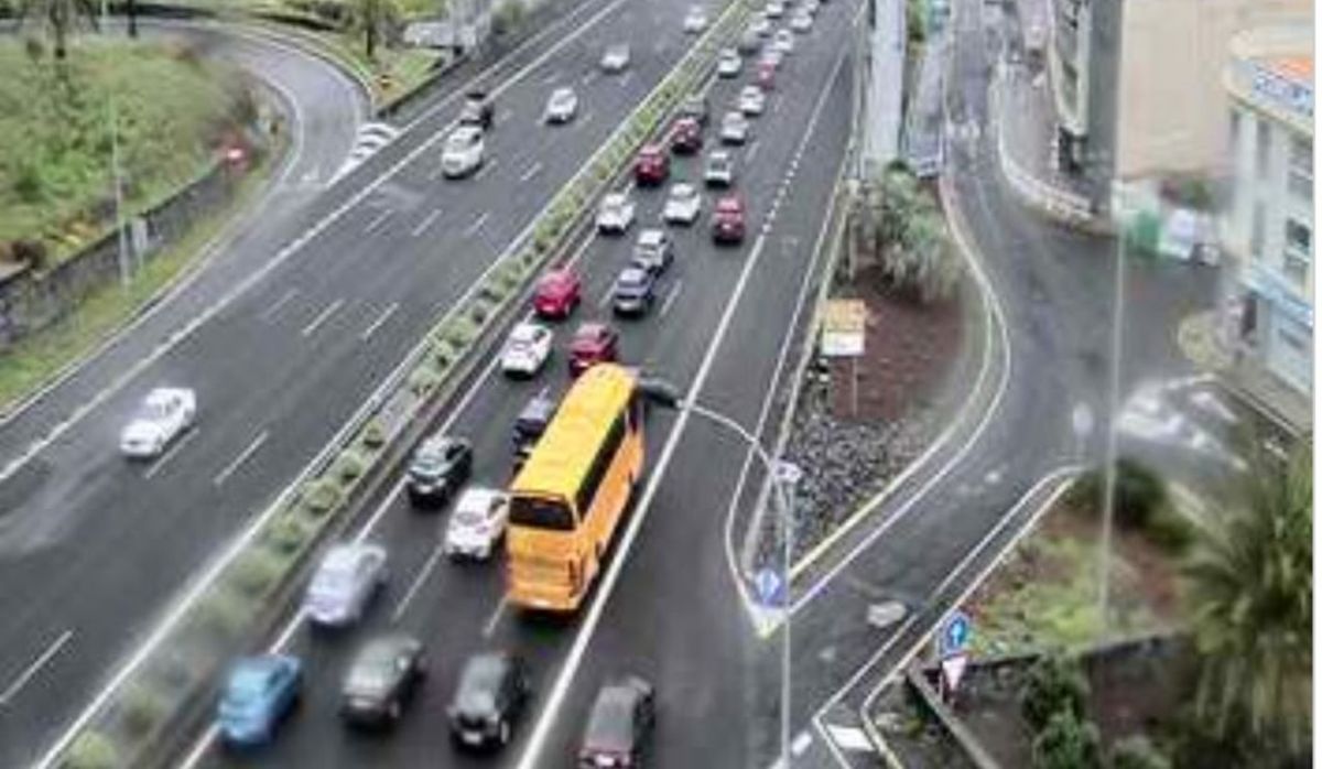 Un coche vuelca en la TF-5 y provoca largas colas hacia Santa Cruz de Tenerife: los primeros datos