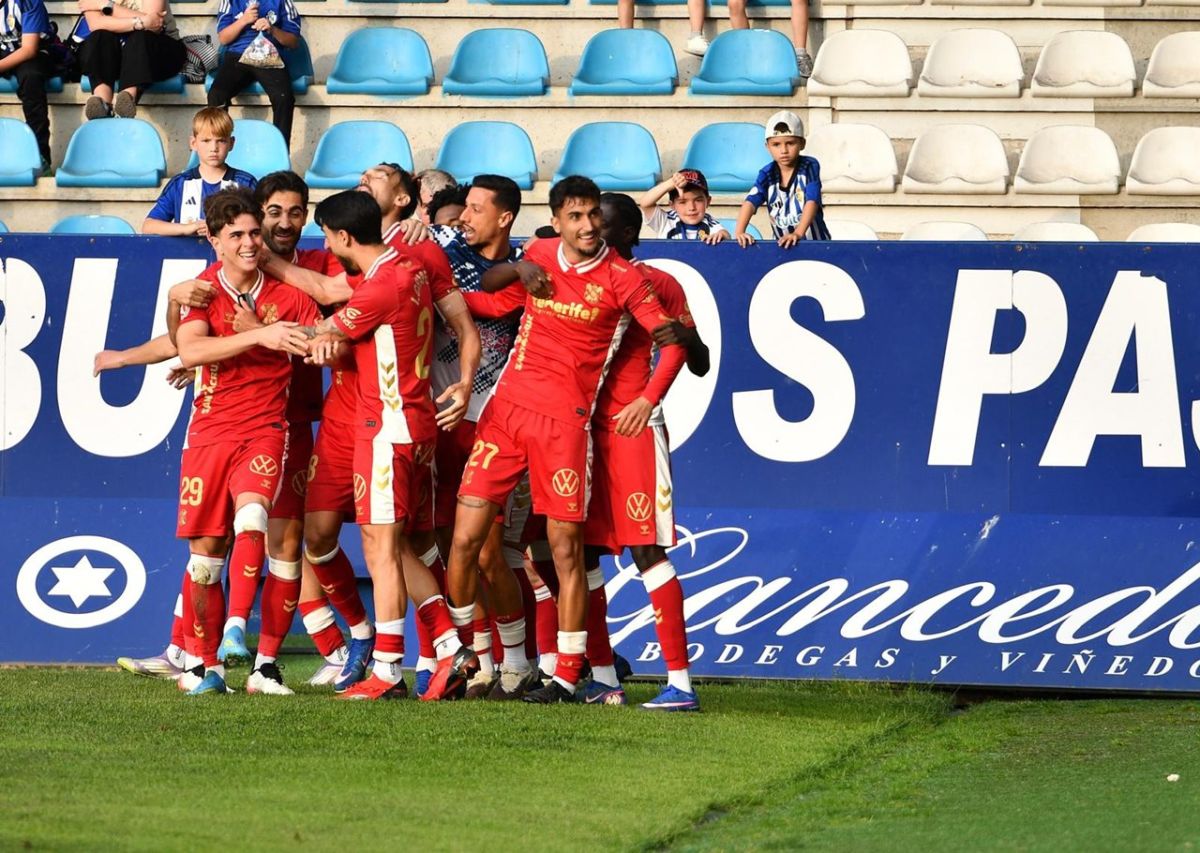 El CD Tenerife depende de sí mismo para ascender tras el empate ante la SD Ponferradina