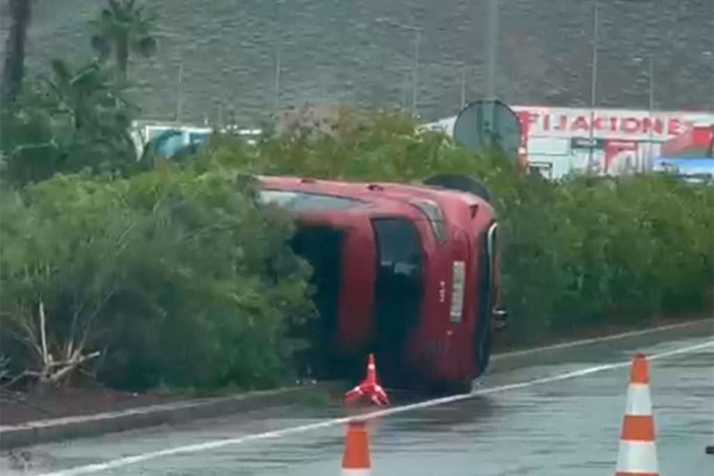 Vuelco de un turismo en Las Chafiras
