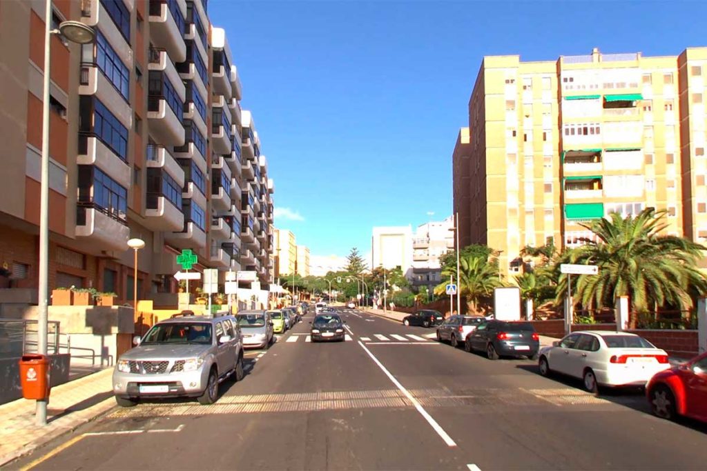 Una mujer herida moderada al colisionar su turismo con una farola en Santa Cruz de Tenerife