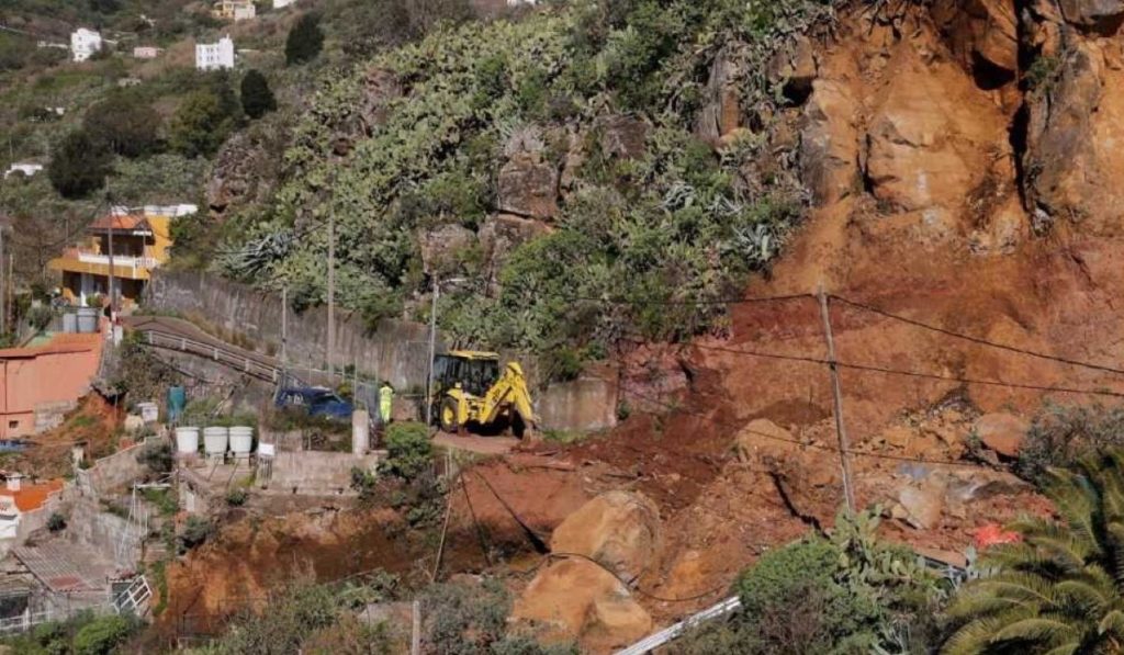 Carreteras cortadas y barrios aislados: el 112 aviso de riesgo de desprendimientos