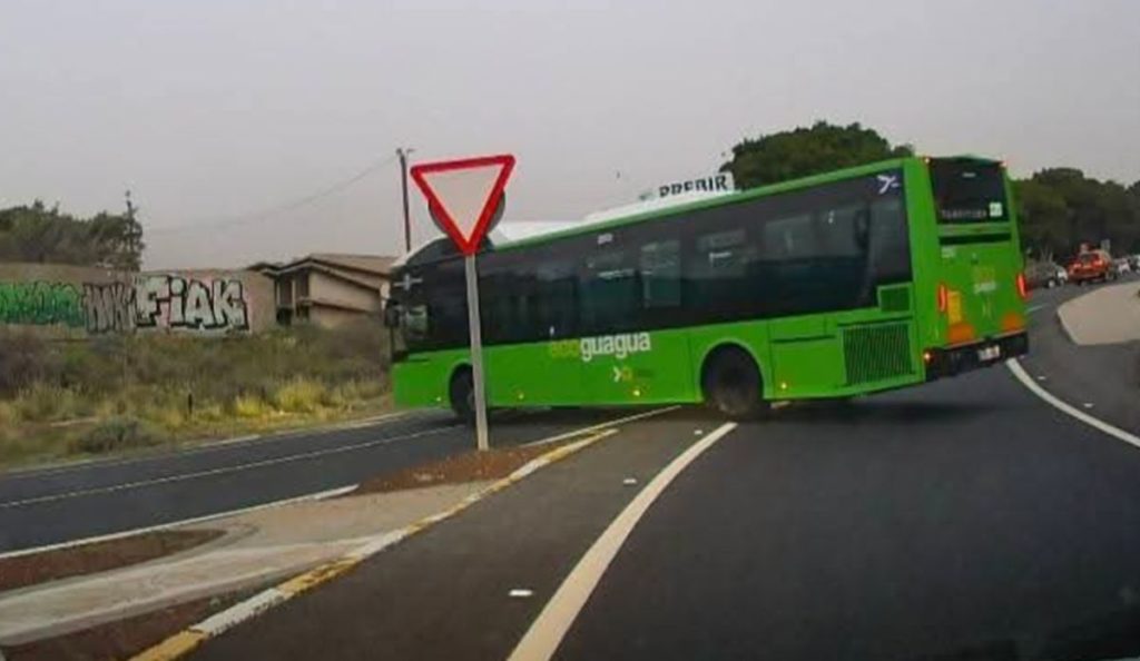 Denuncian una maniobra de una guagua de Titsa en Tenerife