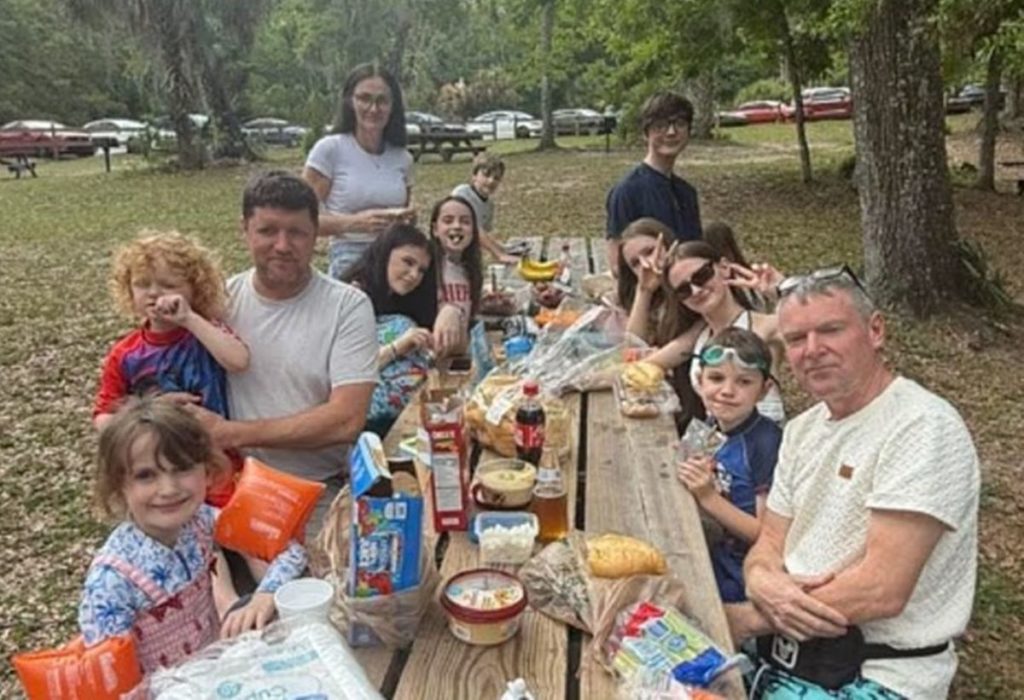 Parece un viaje de fin de curso a Tenerife, pero es una la familia más grande de Reino Unido: tienen 22 hijos