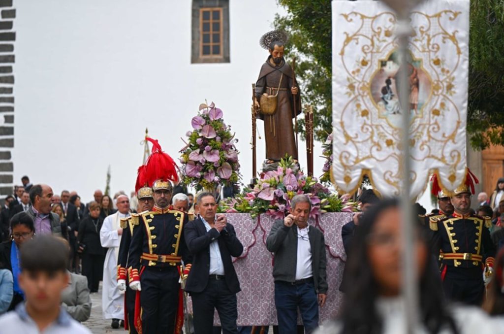 Un momento de la procesión, ayer, tras la misa, en el casco de Vilaflor de Chasna.