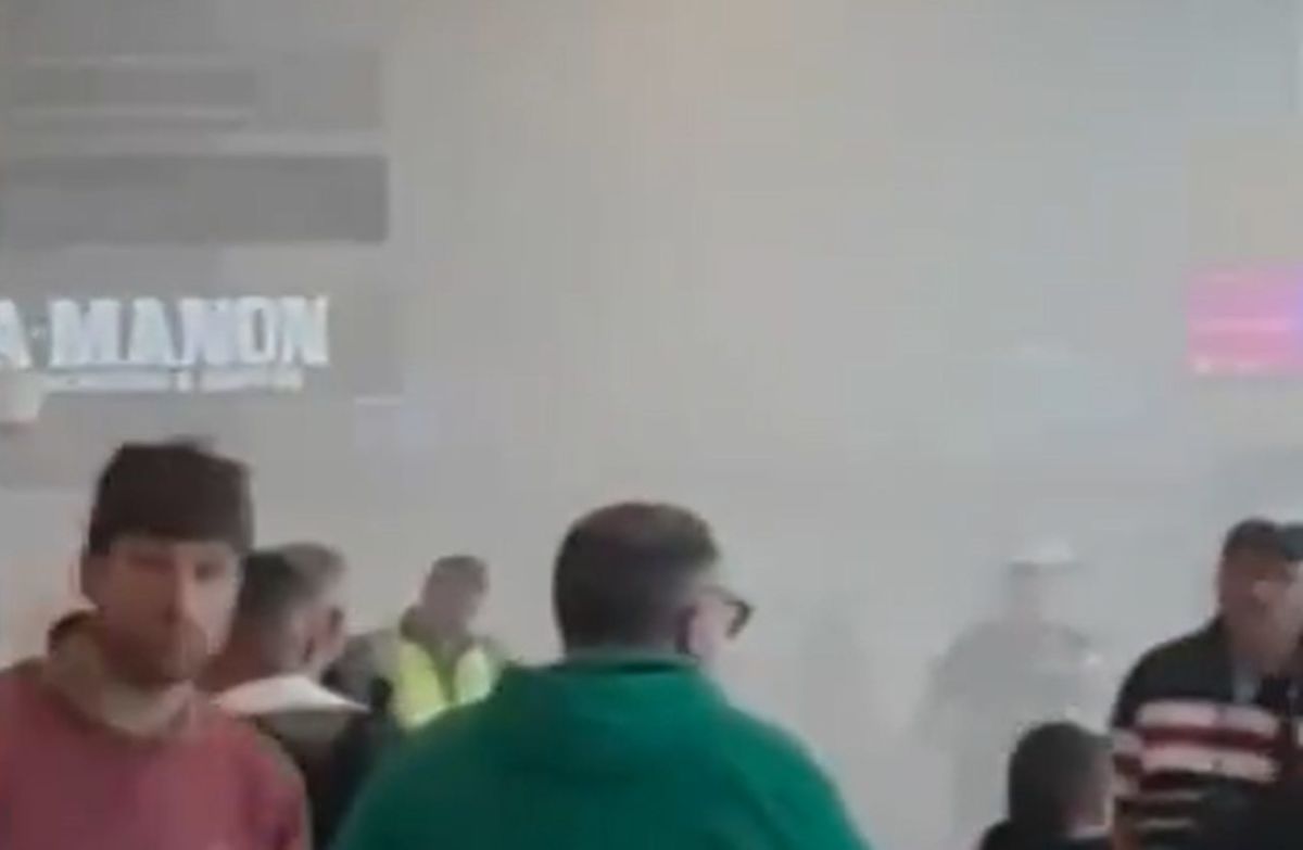 Aena aclara el origen del humo que obligó a desalojar la zona de embarque