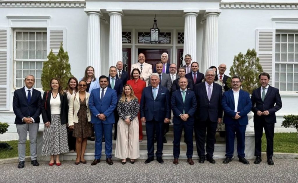 Una veintena de cónsules asistió al encuentro con los representantes de los cuatro cabildos de la provincia.