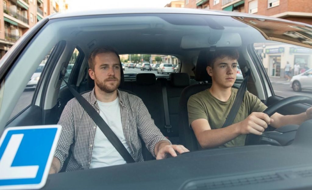 La DGT confirma el cambio: así podrás conducir en España con solo 17 años (pero tiene truco)