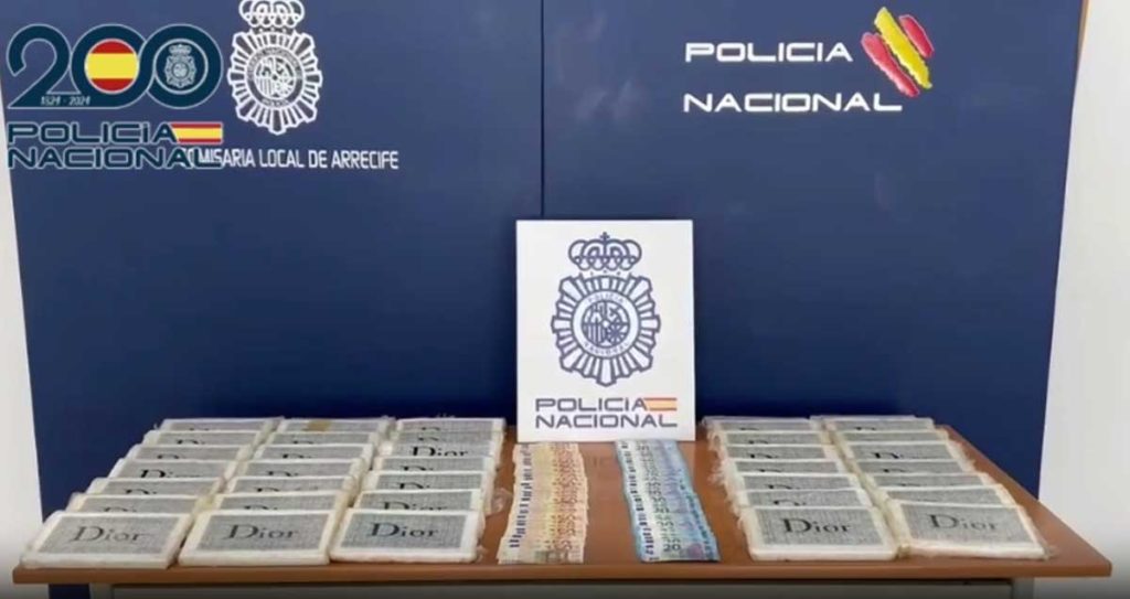 Detienen a cinco personas e intervienen 21,5 kilos de cocaína en una autocaravana en Costa Teguise