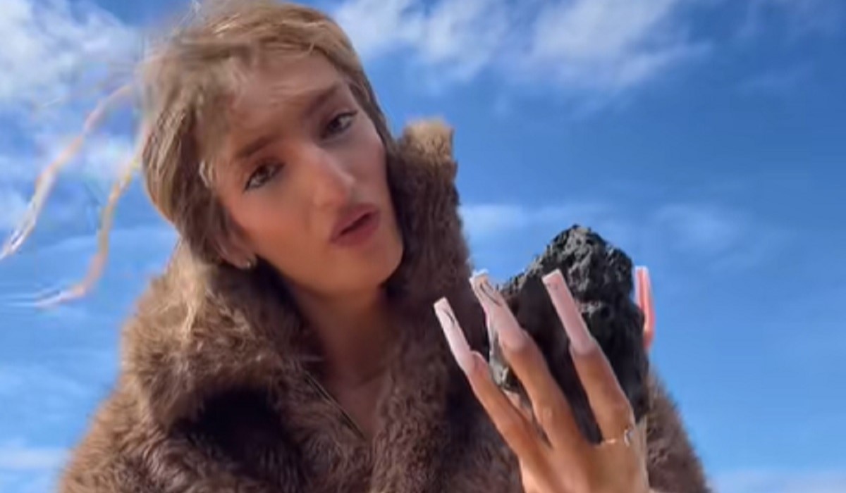 Indignación por el vídeo de una 'influencer' en Lanzarote: "Me llevo de recuerdo un cacho de volcán"