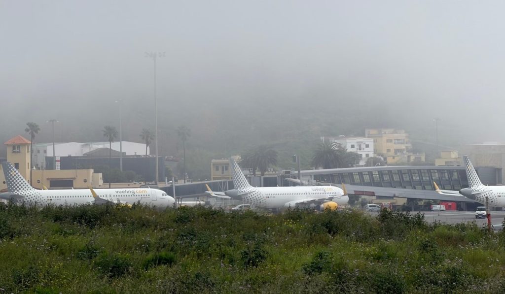 El aeropuerto Tenerife Norte notifica hasta 5 desvíos por la densa niebla