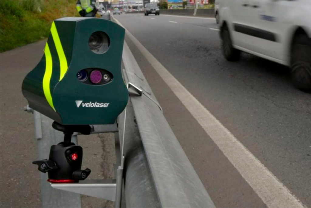 Miden 40 centímetros, vigilan 6 carriles a la vez y multarán este verano: así son los nuevos radares de la DGT que ya se esconden en las carreteras