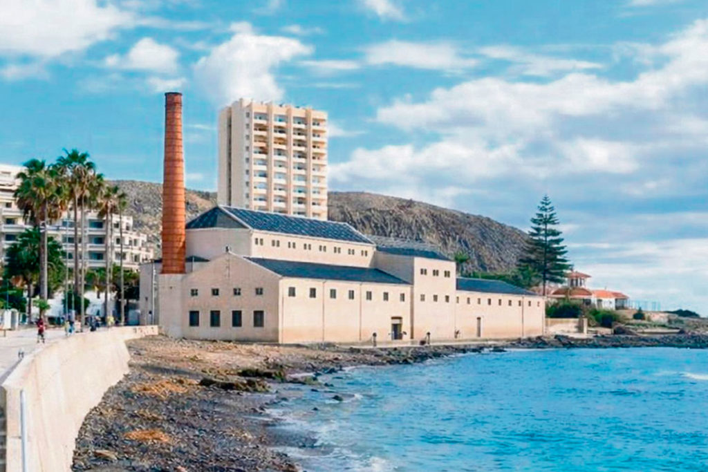 La Fábrica de Los Cristianos: alcohol, resina, cemento y la sombra industrial aronera