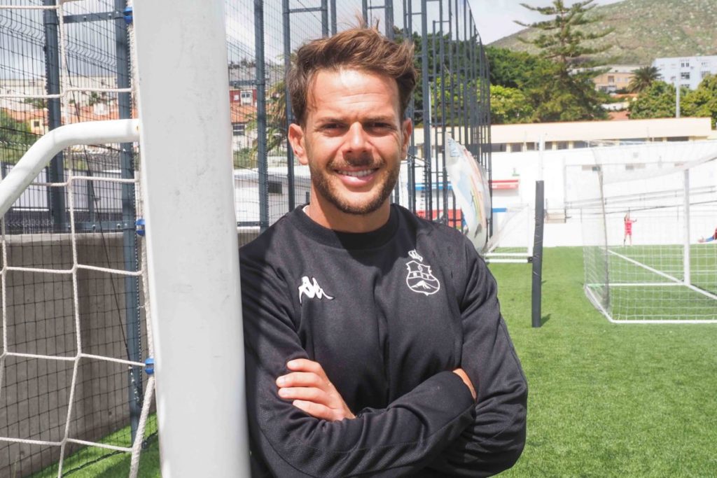 Robert Hernández, entrenador del Real Unión de Tenerife femenino. / Sergio Méndez
