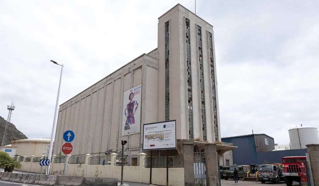 Puertos se reúne de urgencia para decidir si frena el derribo del silo