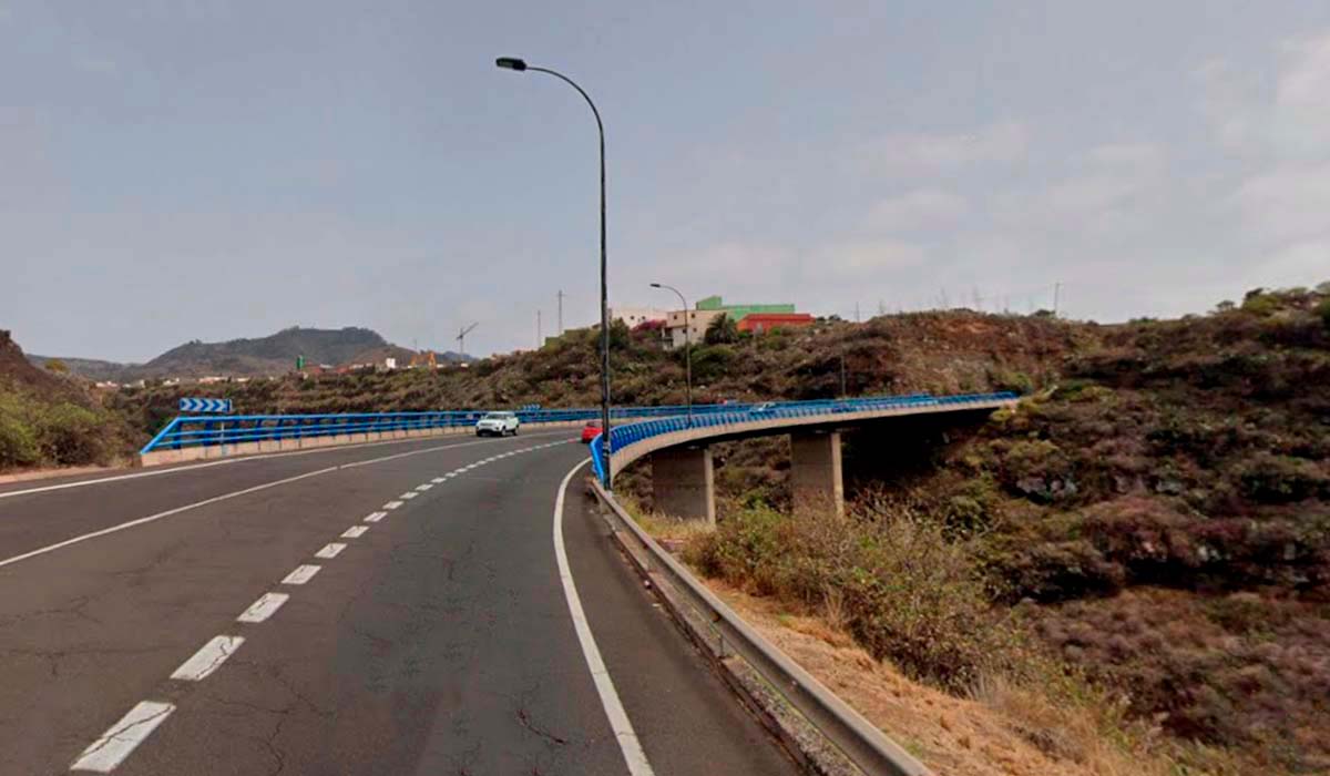 La Policía Nacional impide que un joven salte al vacío desde un puente de Tejina