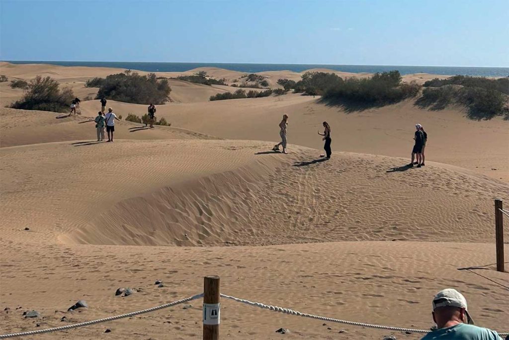 Los turistas invaden las dunas de Maspalomas saltándose las prohibiciones
