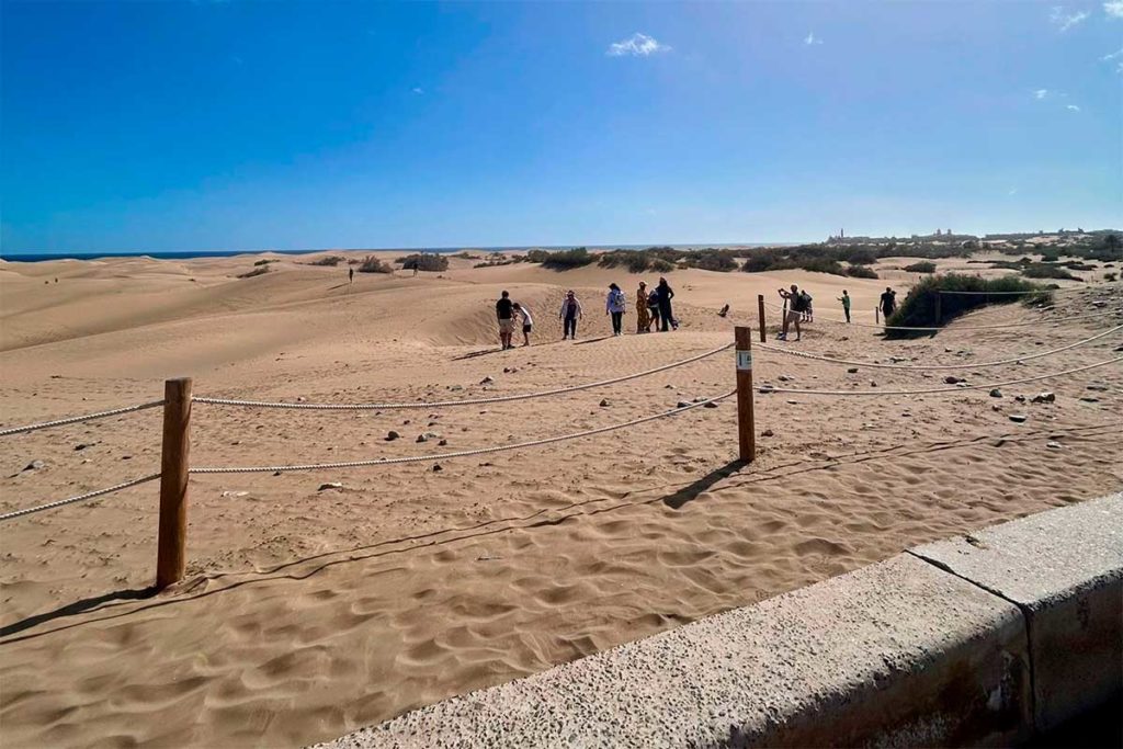 Los turistas invaden las dunas de Maspalomas saltándose las prohibiciones