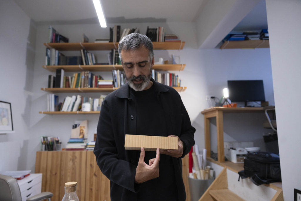 Alejandro Beautell, arquitecto que ha diseñado el espacio celebrativo en el puerto de Santa Cruz de Tenerife. | EFE/Miguel Barreto