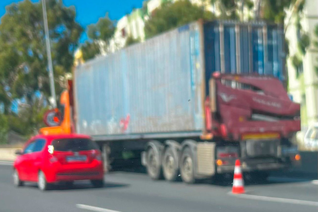 Importantes retenciones en la TF-5: un camión obstaculiza uno de los carriles