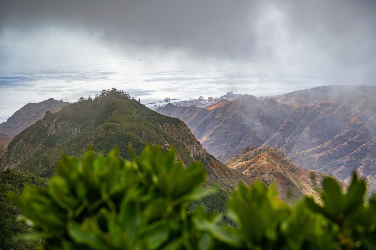 Cielos despejados con oleaje y viento en el macizo de Anaga en Tenerife