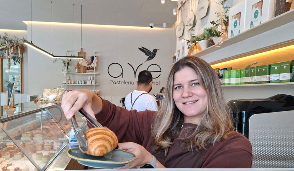 Dana Joher, propietaria de una famosa pastelería en Canarias: “Hacen cola por los croissant de mantequilla y la tarta de limón”
